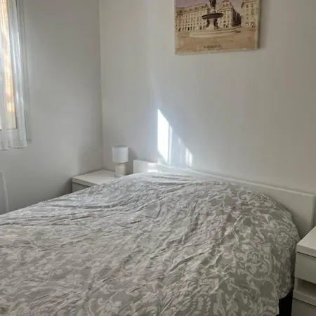 Flat With Swimming Pool Close To The Apartment