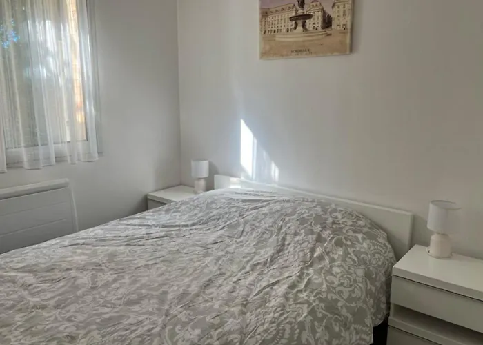 Flat With Swimming Pool Close To The Apartmán