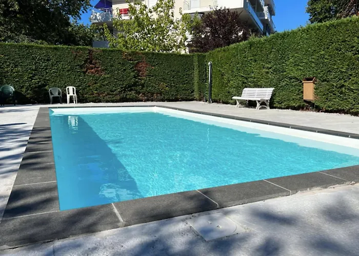 Flat With Swimming Pool Close To The Apartmán